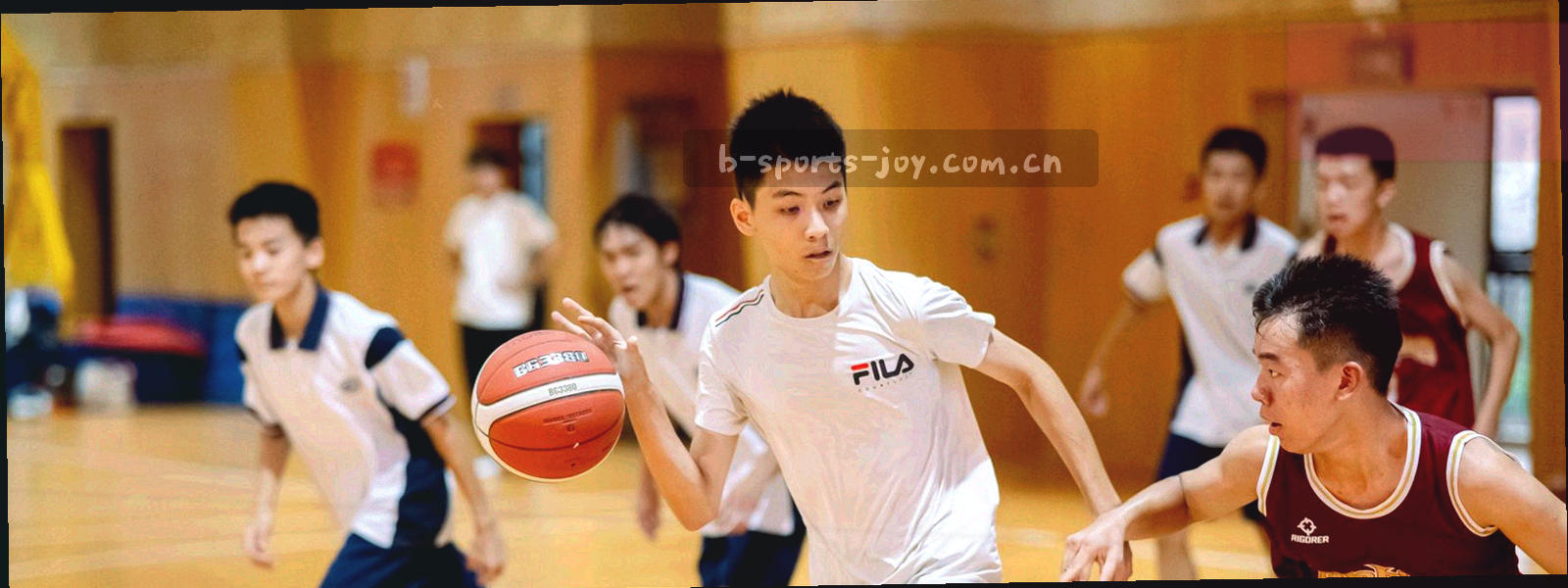夜色中的城市天际线与水面反光，带状灯光水平贯穿画面
